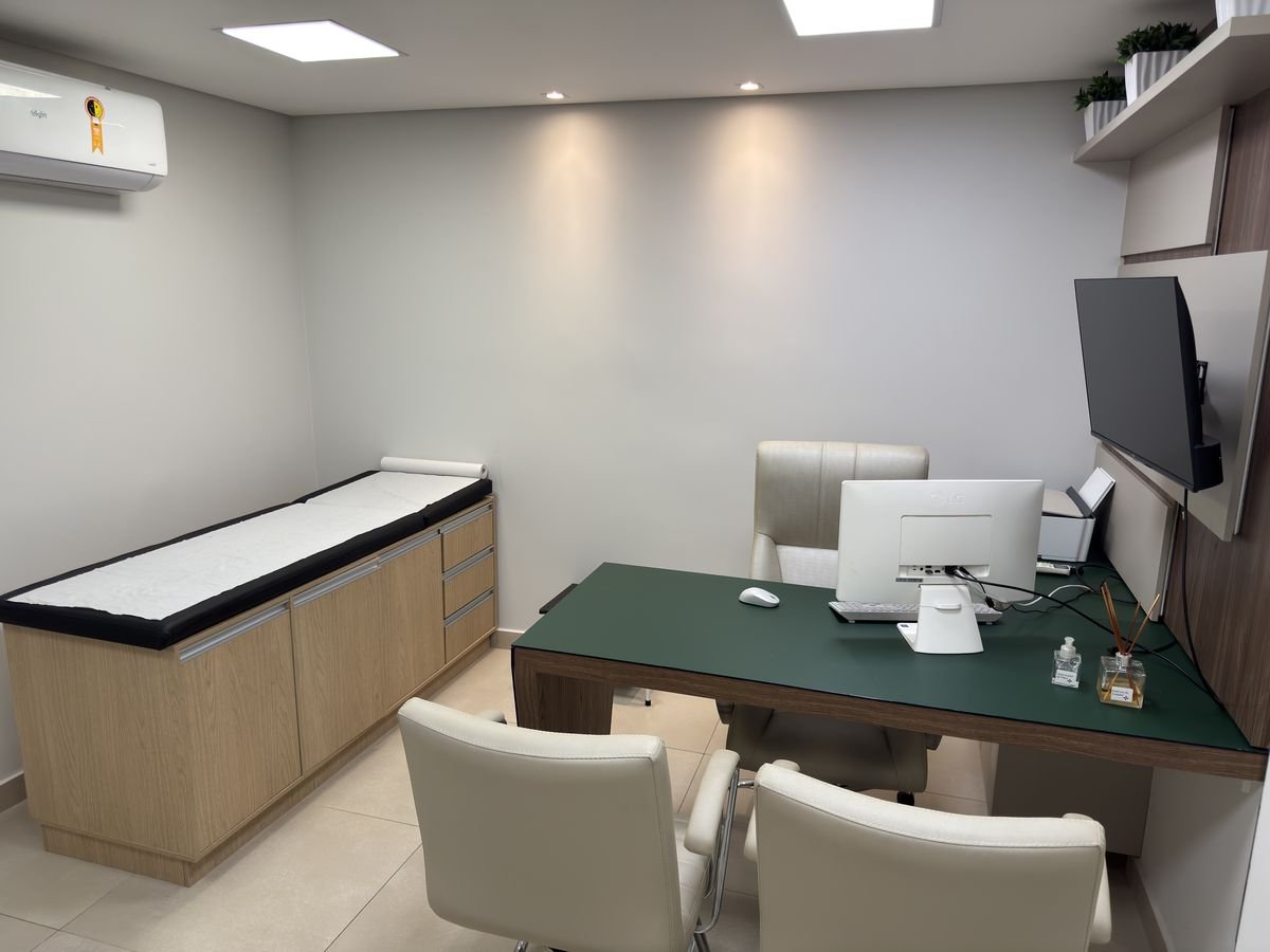 Consultório da Zure, com mesa clínica, maca e cadeiras para o paciente e acompanhante