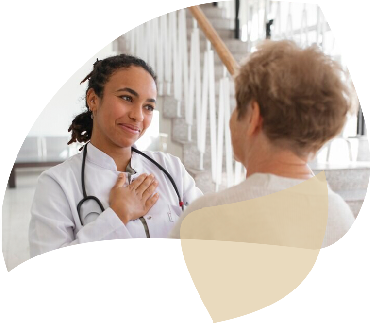 Médica da Zure conversando com paciente durante consulta de atenção primária