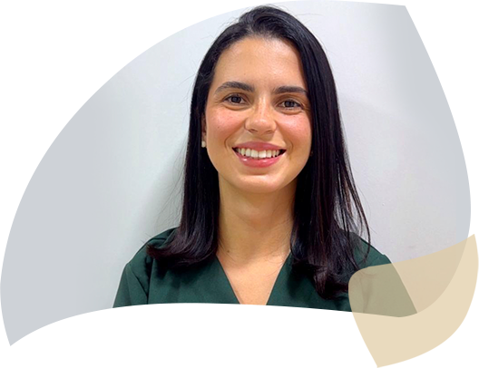 Enfermeira do Cuidado da Zure acolhendo paciente na recepção da clínica