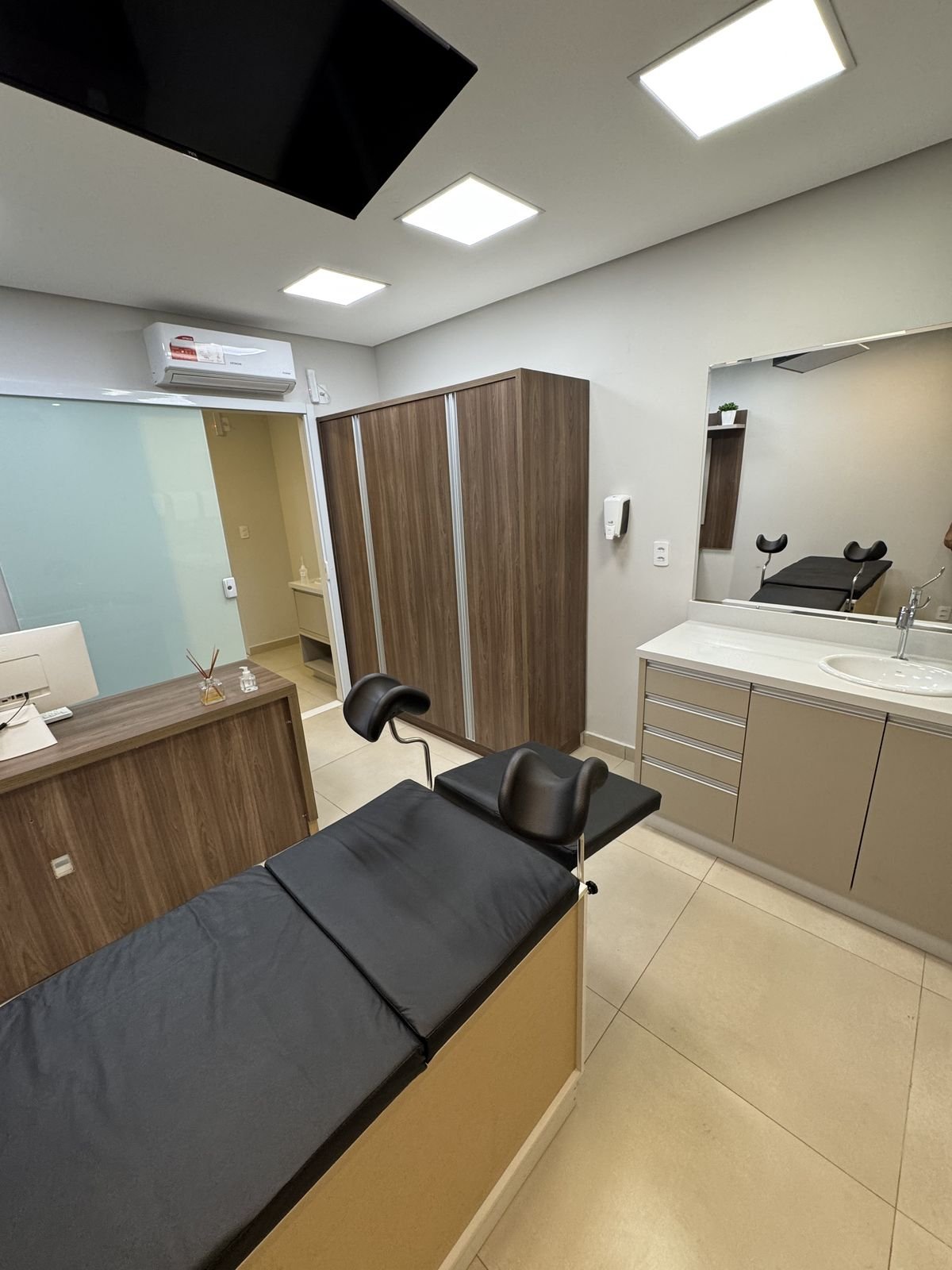 Sala de ginecologia da Zure, com maca ginecológica, bancada e lavatório